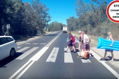 Skandaliczne zachowanie kierowców na przejściu dla pieszych. Tak dochodzi do potrąceń 