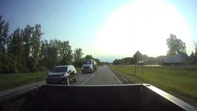 Ogromna ciężarówka kontra osobówki. Gość nawet nie hamował
