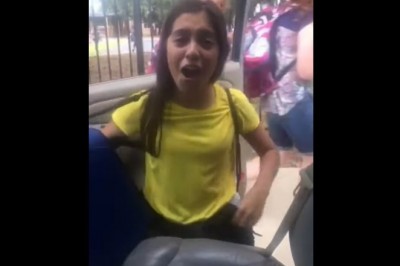 Starszy brat robi żenadę młodszej siostrze pod jej szkołą 