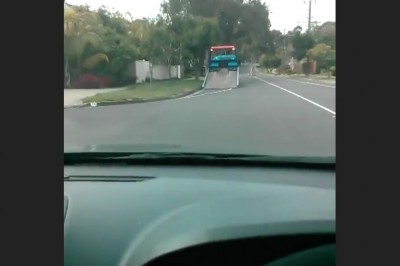 Ziomek w aucie kontra opuszczona laweta. Miał genialny pomysł