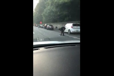 Auto ochrony zgubiło pieniądze na autostradzie. Ludzie zbierali kasę z drogi - film