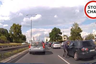 Wyskoczył z auta i zaczął okładać innego kierowcę. Korki w Warszawie podnoszą ciśnienie