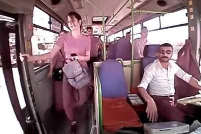 Dziewczyna wysiadła z jadącego autobusu. Nie zauważyła, że jeszcze jedzie 