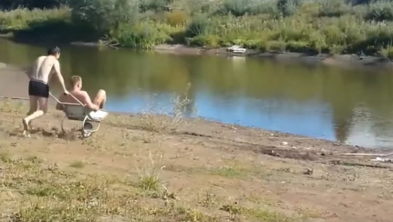 Natrzepani goście nad jeziorem dają popis. Ci to mają wakacje