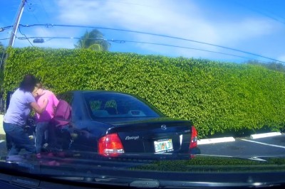 Kobieta ściga babkę, która spowodowała kolizję i uciekła z miejsca 