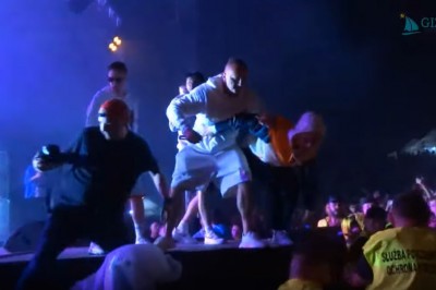 Żabson dostaje oklep od ochroniarzy na własnym koncercie. Nagranie z zajścia