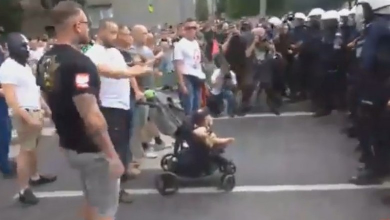 Mężczyzna z dzieckiem w wózku kontra policjanci na manifestacji