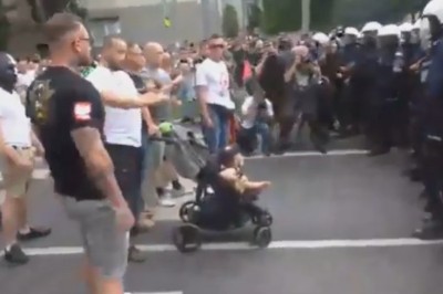 Mężczyzna z dzieckiem w wózku kontra policjanci na manifestacji 