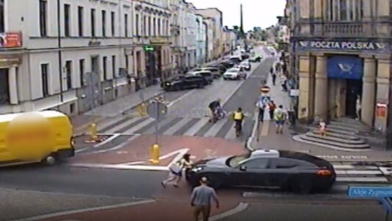 Kierowca Porsche uderzył kobietę, a później ją potrącił - nagranie z Leszna