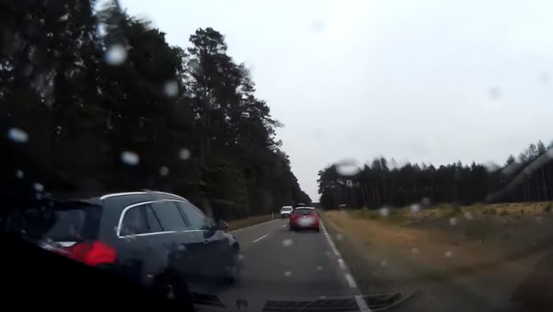 Typ z Opla leci na czołówkę i spycha auta z drogi. Tak mu się spieszyło
