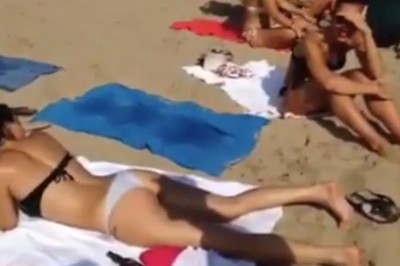 Kiedy ona niczego nie podejrzewa. Tak się trolluje fajną dziewczynę na plaży