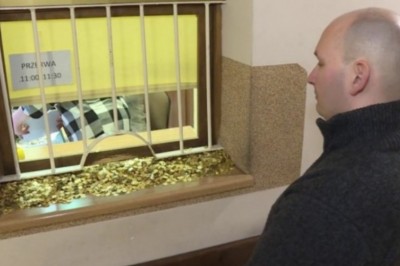 Gość zagiął kasjerkę w sądzie. Wezwano policję, bo chciał zapłacić 1 groszówkami