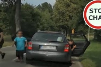 Wyskoczyli z samochodu, jeden z nich okopał auto. Seba i kumple dają popis
