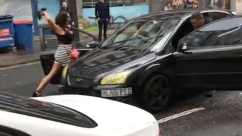 Mocna jazda na ulicy. Kierowca kontra parka na jezdni