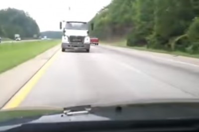 Jak wkurzyć dziewczynę podczas wyjazdu na wakacje? Ten gość spróbował 