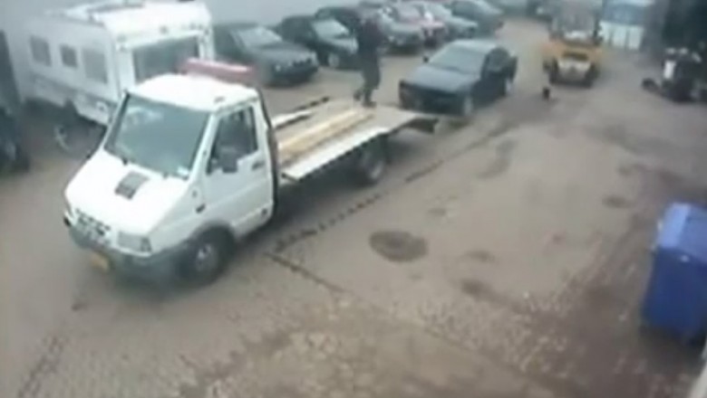 Patrz typie jak się ładuje auto na lawetę. Kaskader w akcji