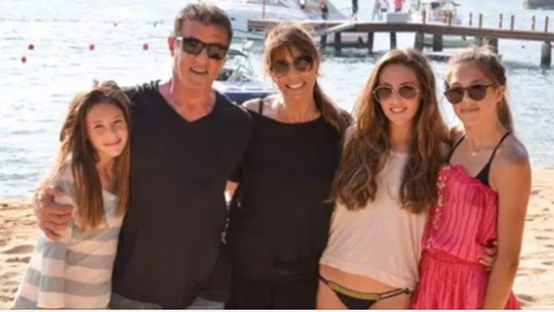 Córki Sylvestra Stallone są już dorosłe. Niezwykłą urodę odziedziczyły po mamie