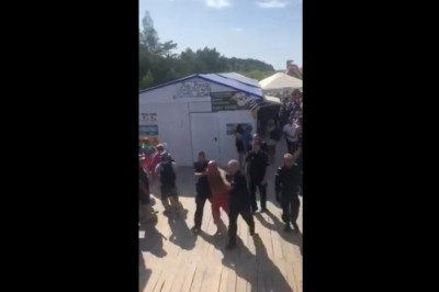 Dwóch typów zaatakowało ratowniczkę w Łebie. Ludzie bili brawo gdy ich zgarnięto 