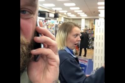 Mistrzowskie wkręcanie ludzi w markecie. Ich miny mówią wszystko