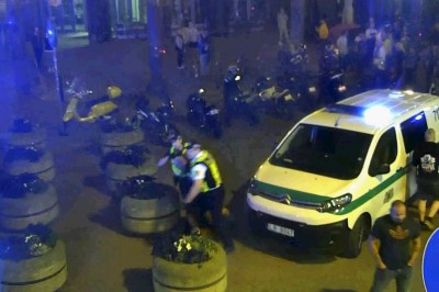 Kibic Piasta Gliwice zatrzymany za obnażanie się w McDonaldzie - nagranie z akcji 