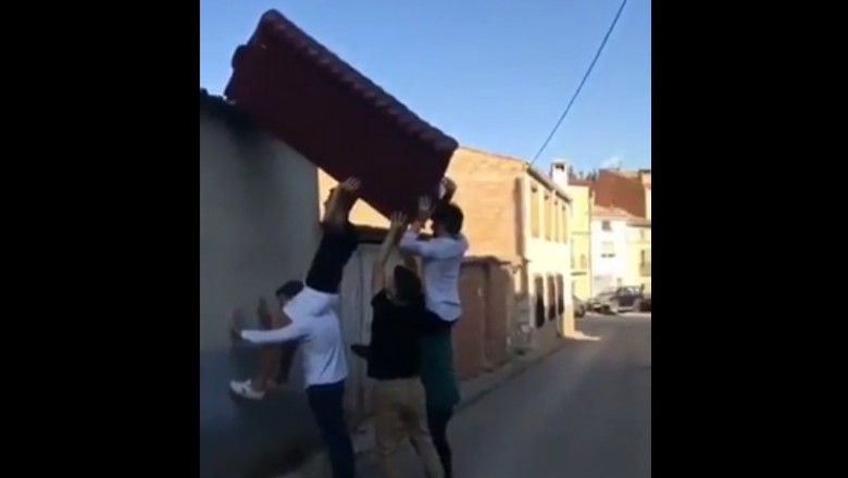 Kiedy masz dziwny pomysł na wrzucenie kanapy na dach i go realizujesz