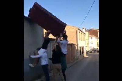 Kiedy masz dziwny pomysł na wrzucenie kanapy na dach i go realizujesz 