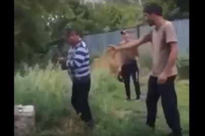 Pianka montażowa kontra typ z siekierą. Tak się wkręca kumpla na wiosce