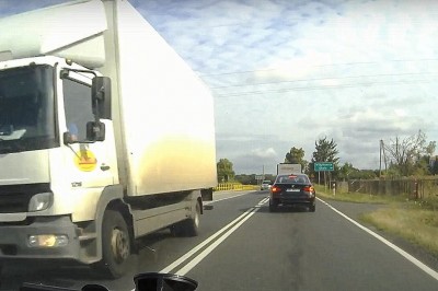 Co może pójść nie tak podczas wyprzedzania na zakręcie? Oni się przekonali 