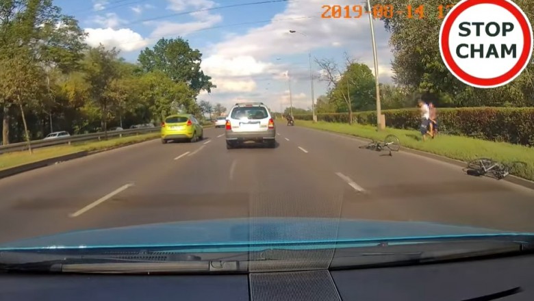 Potrącenie rowerzystów przez motocyklistę we Wrocławiu - uciekli z miejsca zdarzenia