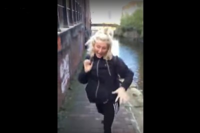 Wesoła blondyna i jej sztuczka nad kanałem w Holandii