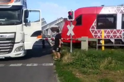 Nagranie z wypadku polskiego TIRa na przejeździe w Niemczech