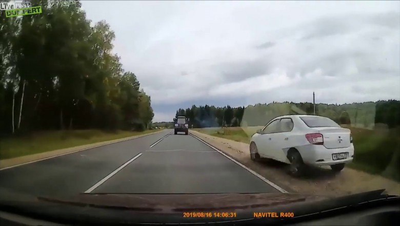 Nagranie dzwona osobówki z traktorem. Gość wypadł z zakrętu