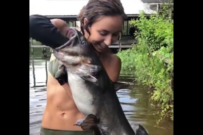 Ta dziewczyna zagięłaby niejednego wędkarza. Tak się łowi gołymi rękoma 