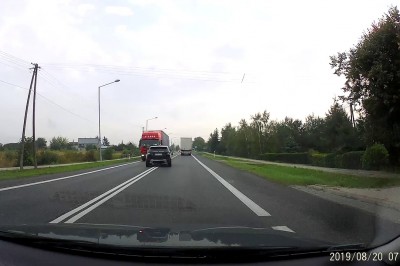 Nagranie dzwona TIRa z Land Roverem. Wystarczył moment nieuwagi