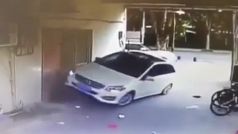 Wyjazd z parkingu zakończony dachowaniem. To dopiero umiejętności
