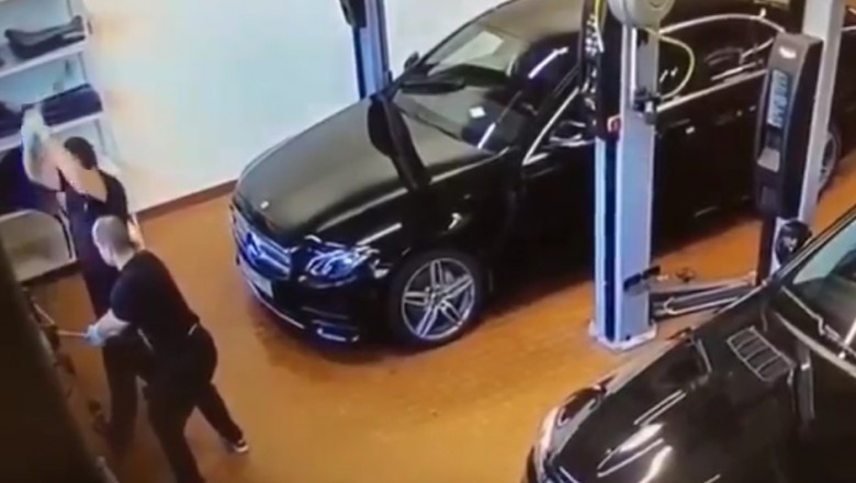Nowy Mercedes kontra dwóch mechaników w warsztacie. Teraz mają problem