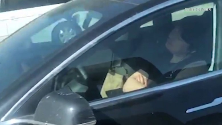 Gość nagrany jak podczas jazdy śpi za kierownicą