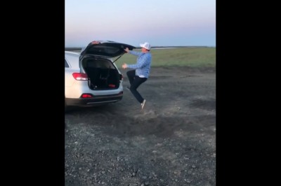 Gość i jego nieudana sztuczka z bagażnikiem. Chyba za mało trenował 