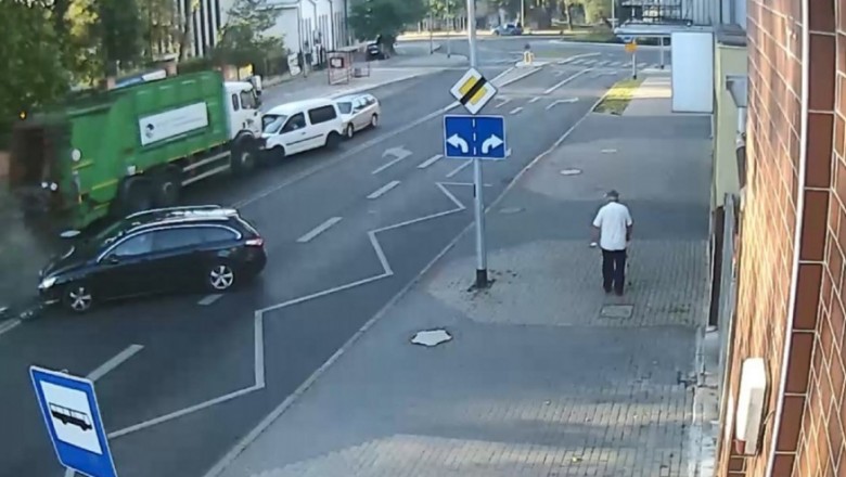 Śmieciarka bez kierowcy taranowała auta w Gorzowie - nagranie z monitoringu