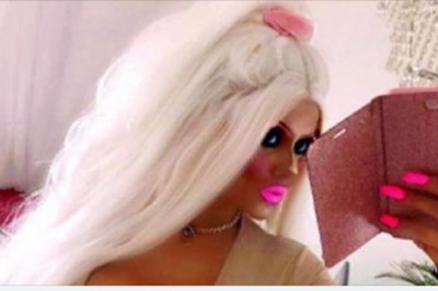 Ma 23 lata i uważa, że wygląda jak Barbie. Dzięki swoim filmom zarabia fortunę