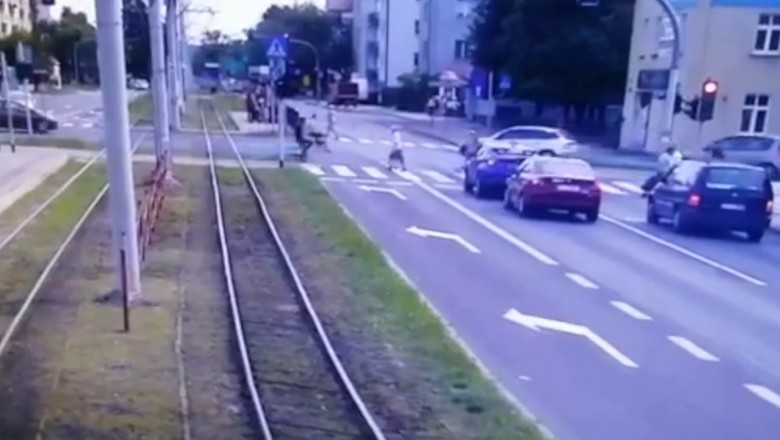 Nagranie ze śmiertelnego wypadku na przejściu. Poszukiwani rowerzyści - Toruń