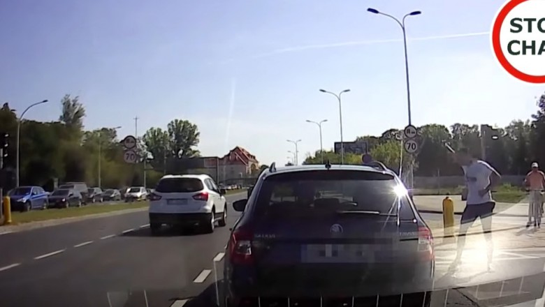 Konkretna jazda na skrzyżowaniu w Warszawie. Poleciały nawet kopy