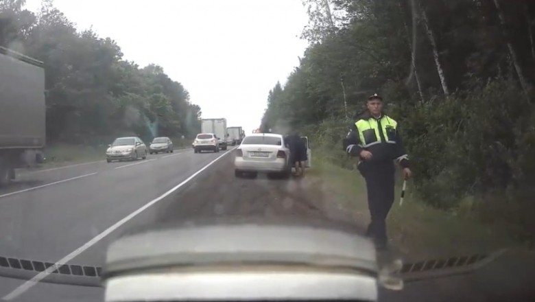 Kamaz kontra osobówki stojące w korku. Zrobił z nich kanapkę