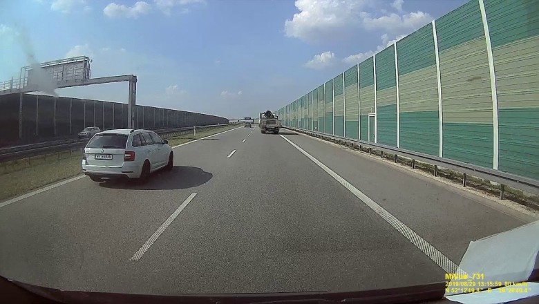 Nagranie z wypadku na A2. Ciężarówka zajechała drogę osobówce