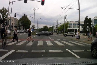 Rowerzysta na czerwonym potrącił kobietę na przejściu. Przepisy nie obowiązują?