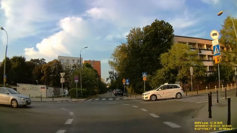 Agresywny taksówkarz z gazem pieprzowym kontra kierowca - Warszawa