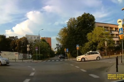 Agresywny taksówkarz z gazem pieprzowym kontra kierowca - Warszawa 