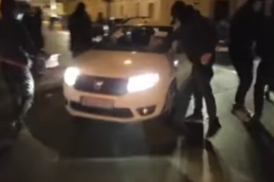 Taksówkarze kontra Uberowcy. Obklejanie aut w Warszawie