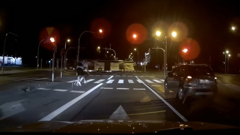 Kolejny żenujący przykład jazdy rowerzysty przez skrzyżowanie