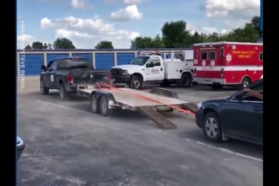 Jak załadować auto na lawetę bez wyciągarki? Oni mają świetny patent